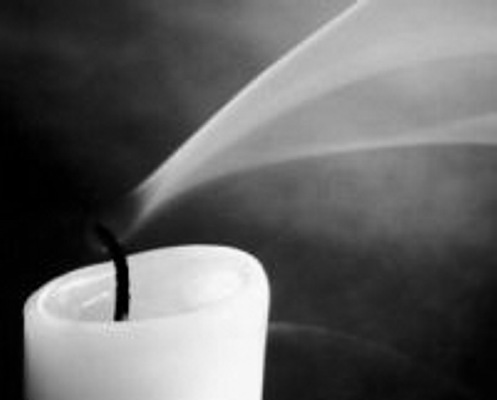 Foto einer erlöschenden Kerze